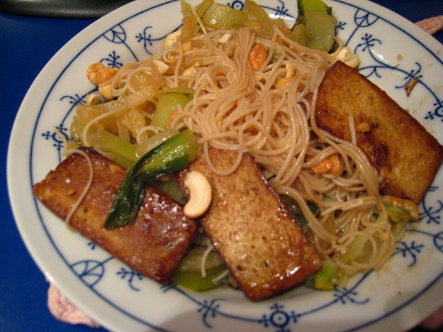 Pak Choi mit Nudeln und Tofu