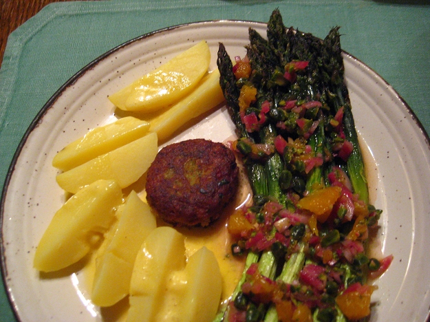 Fischfrikadellen mit grünem Spargel