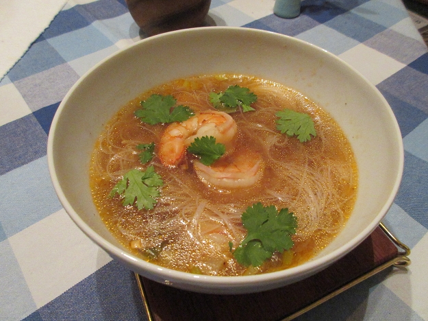 Sauer-scharfe Garnelensuppe