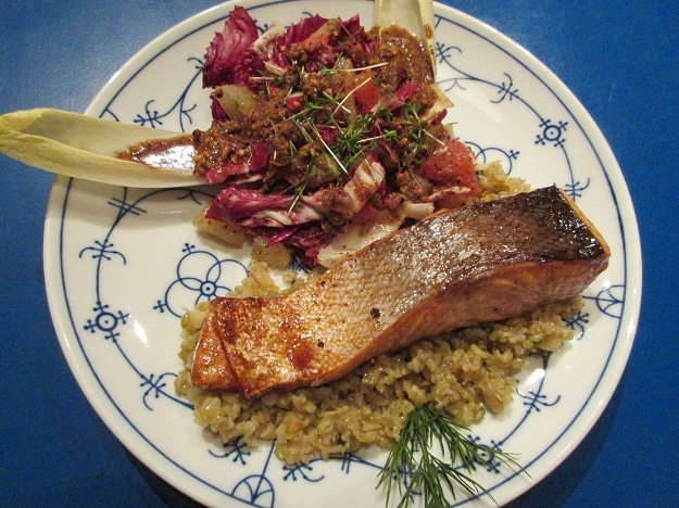 Lachs mit Radicchio und Freekeh