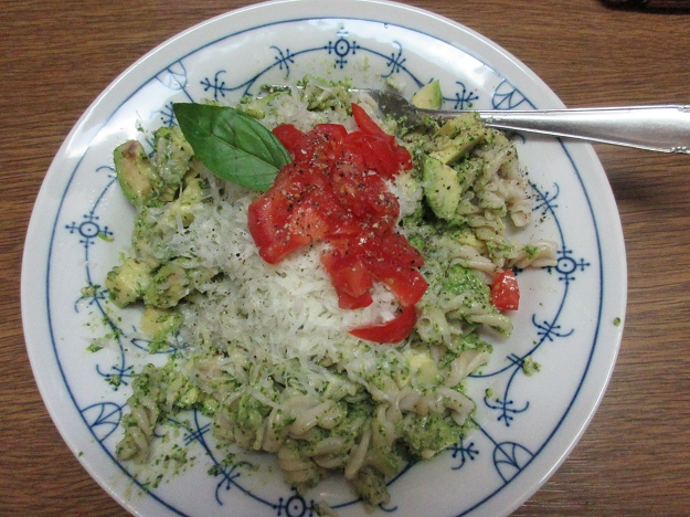 Pasta mit Korianderpesto und Avocado
