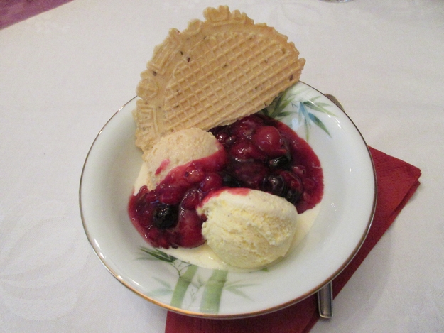 Eis mit Roter Grütze