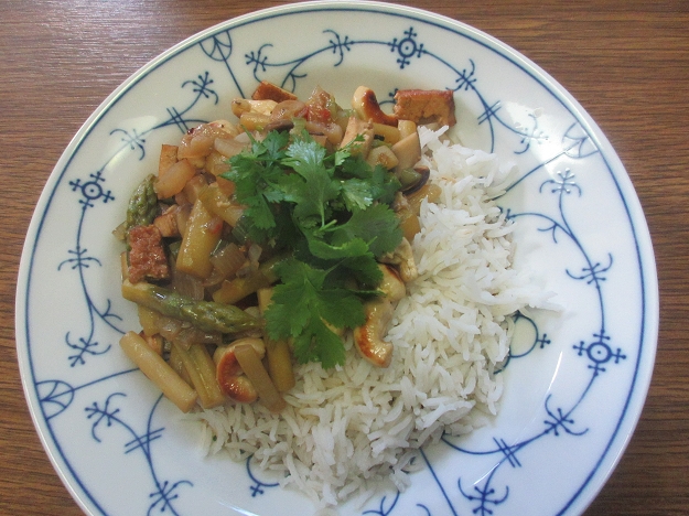 Grüner Spargel mit Tofu