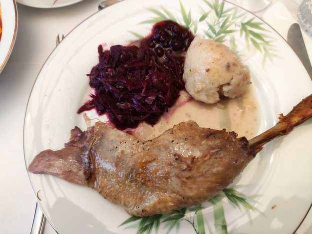 Gans mit Rotkraut und Knödeln