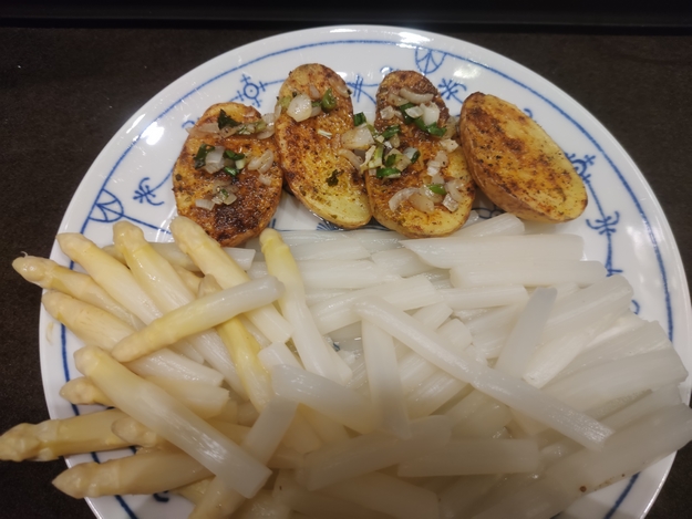 Spargel mit Ofenkartoffeln