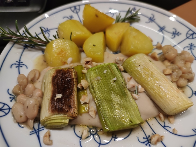 Gedünsteter Lauch auf Bohnenmus