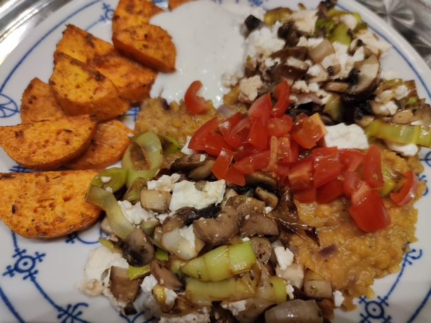 Süßkartoffeln mit Linsen und gebratenem Lauch